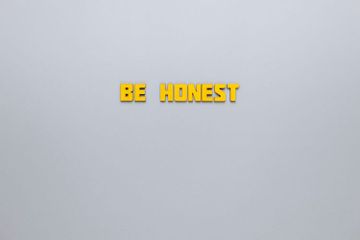 Perbedaan to be honest, honestly, dan honesty terletak pada penggunaan dan jenis katanya.