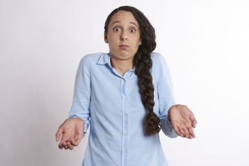 Terdapat perbedaan cara mengatakan dalam bahasa Jawa ngoko dan krama.