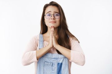 Menolak ajakan dalam bahasa Inggris disebut dengan declining invitation.