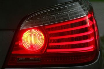 Mengapa Lampu Rem Kendaraan Berwarna Merah?