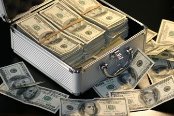 Crazy rich biasanya dihubungkan dengan aset seperti rumah mewah, mobil mewah, dan jumlah uang yang banyak.