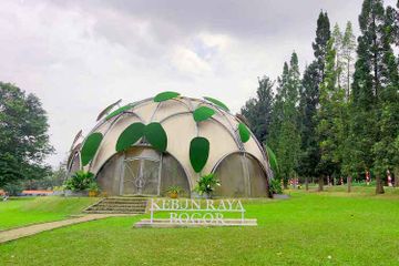 Tarif tiket masuk Kebun Raya Bogor terbilang terjangkau.