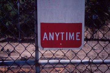 Perbedaan Penggunaan Kata 'Anytime' dan 'Any Time' dalam Kalimat Bahasa Inggris
