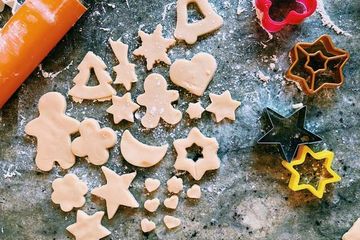 Bahan yang dibutuhkan dalam pembuatan resep butter cookies mudah ditemukan.
