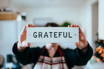 Dalam bahasa Inggris rasa syukur disebut dengan gratitude.