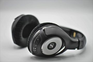 Pada soal assessment 2 Buku PR Interaktif Bahasa Inggris kelas VII, terdapat dialog yang membicarakan tentang headphone.
