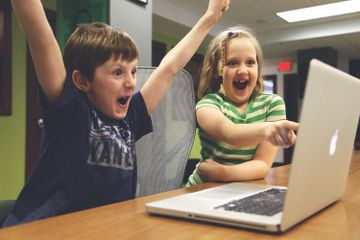 7 Idiom Bahasa Inggris untuk Mengekspresikan Kebahagiaan dan Maknanya