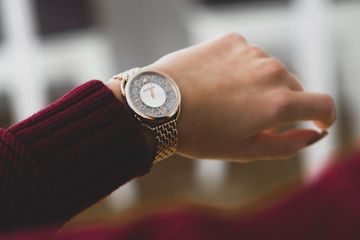 Bagaimana Cara Menanyakan Jam atau Waktu dalam Bahasa Sunda?