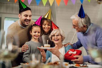 Ucapan ulang tahun untuk orang tua dalam bahasa Inggris disebut dengan birthday wishes for parents.