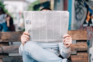 News item text adalah teks yang menginformasikan pembaca tentang berita atau peristiwa hari itu.