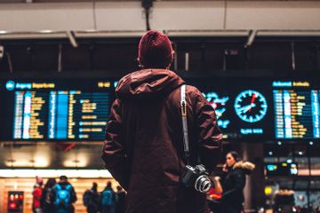 Mengapa Papan Pengumuman di Bandara Memiliki Warna Tulisan Berbeda?