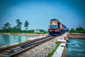 Syarat terbaru naik KA lokal, KA jarak jauh, dan KRL mulai diberlakukan Minggu (17/7/2022).