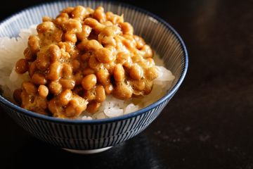 Cara yang tepat makan natto agar baunya tidak terlalu menyengat. 