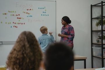 Phrasal verb merupakan verb atau kata kerja yang diikuti dengan preposition atau adverb.