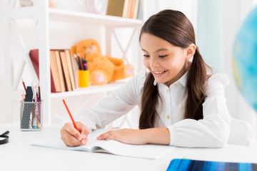 Salah satu materi pelajaran Bahasa Indonesia kelas 4 SD adalah tentang kalimat transitif dan intransitif.