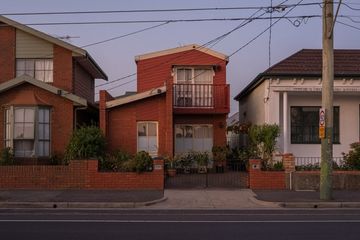 Neighbourhood memiliki arti lingkungan atau kawasan rumah.