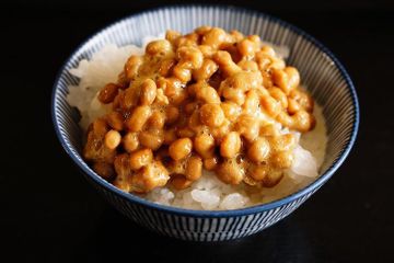 Natto termasuk sebagai makanan khas dari Jepang yang merupakan hasil fermentasi kedelai.