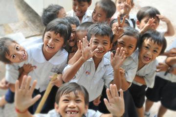 Back to school adalah ungkapan bahasa Inggris yang berarti 'kembali ke sekolah'.