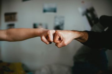 Berkenalan dalam bahasa Inggris disebut dengan get acquainted atau meet.