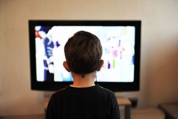 Rata-rata anak Indonesia lebih banyak menghabiskan waktunya untuk menonton televisi dibandingkan belajar.