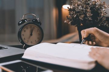 Contoh Teks Mendeskripsikan Orang dalam Bahasa Inggris Beserta Terjemahan