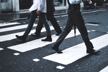 Zebra cross berwarna hitam putih karena kedua warna tersebut dianggap kontras dan membuat pengemudi lebih awas.
