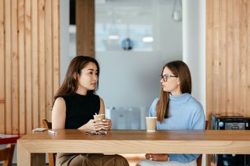 Dialog bahasa Inggris yang diawali what are you doing digunakan untuk menanyakan hal yang sedang dilakukan.