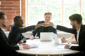 Contoh Percakapan Memperkenalkan Orang Lain dalam Bahasa Inggris