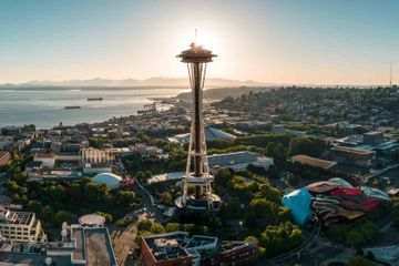 Pada buku Bahasa Inggris kelas XII (SMA) edisi revisi 2018 Chapter 2 halaman 21 ada tugas untuk melengkapi dialog berdasarkan teks yang menceritakan wisata Kota Seattle.