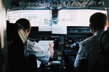 Mengapa Pilot Menggunakan Kacamata Berlensa Hijau?