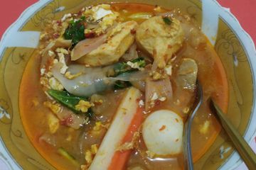 Seblak bisa dibuat sendiri di rumah dengan isian sesuai selera.