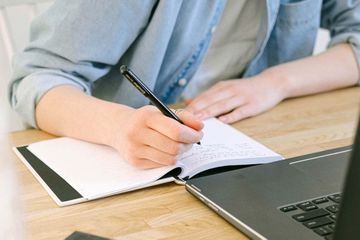 Ciri teks laporan hasil observasi adalah ketepatan dan kebenaran informasi.