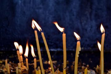 Lilin yang dipanaskan akan mengalami perubahan wujud.
