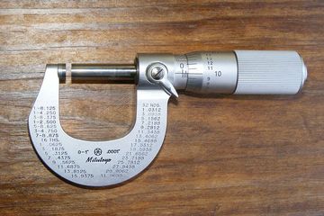 Mikrometer sekrup adalah alat ukur yang digunakan untuk mengukur komponen secara akurat dalam kegiatan mekanik.