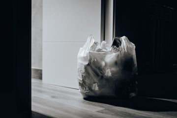 Menggunakan kantong plastik akan menambah banyak limbah sampang yang berbahaya bagi lingkungan.