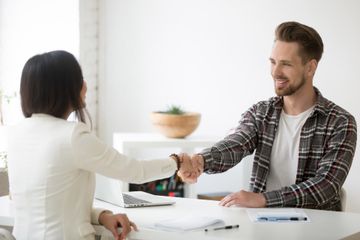 Dalam bahasa Inggris, memberikan selamat disebut dengan congratulating others.