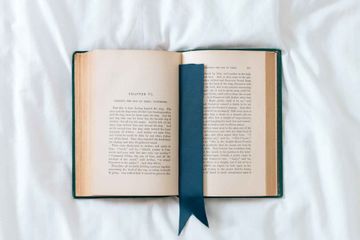 Dalam bahasa Indonesia, legend story disebut dengan teks cerita legenda.