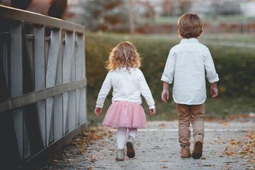 Adik perempuan bisa disebut dengan little sister atau younger sister.