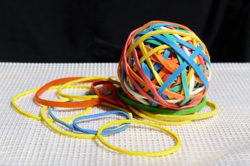 Karet gelang merupakan salah satu contoh benda elastis.