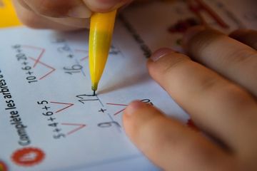 Pada buku Matematika SD kelas 4 halaman 54 Kurikulum Merdeka, ada soal seputar faktor dan kelipatan.