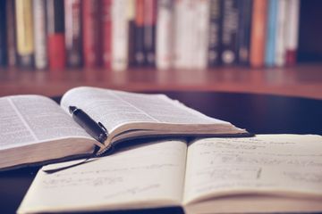Pada buku Ilmu Pengetahuan Alam dan Sosial (IPAS) SD kelas 4 Kurikulum Merdeka halaman 93 dan 94 ada beberapa soal seputar gaya.
