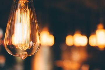 Energi dimanfaatkan oleh manusia setiap harinya, contohnya energi listrik untuk menghasilkan cahaya pada lampu.