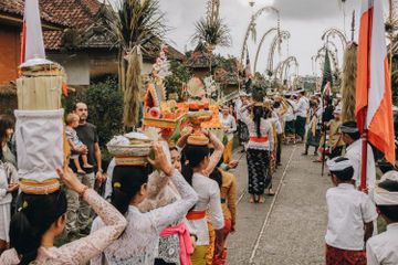 Menjalankan ibadah sesuai agama dan keyakinan masing-masing adalah salah satu cerminan norma ketuhanan terkait dengan nilai ketuhanan Pancasila.