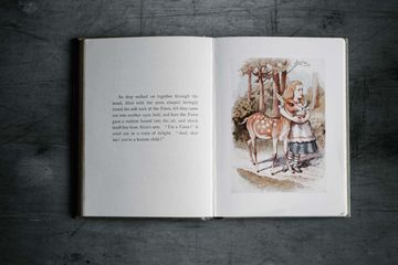 Terdapat soal mencari sequence word dalam teks &lsquo;The Legend of Snake N&rsquo;daung&rsquo; pada buku Bahasa Inggris Kurikulum Merdeka kelas XI Unit I.