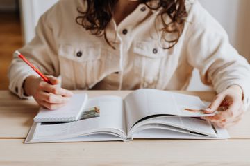 Ada beberapa soal berdasarkan teks 'Hikayat si Miskin' pada buku Bahasa Indonesia kelas X.
