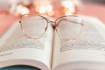 Pada buku Bahasa Indonesia kelas X ada soal yang mengacu pada teks hikayat 'Sa-ijaan dan Ikan Todak'.