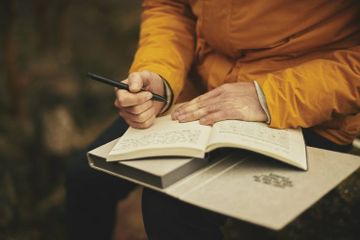 Pada buku Kurikulum Merdeka English for Nusantara kelas VII halaman 50, terdapat soal-soal yang membahas tentang descriptive text.