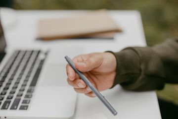 Apa Fungsi Lubang Kecil di Bagian Samping Pulpen?