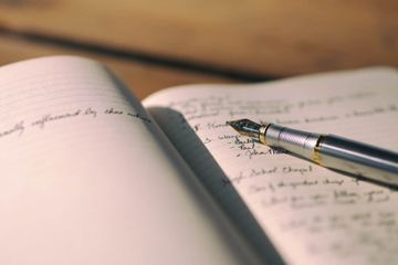 Terdapat soal dialog mengenai caption pada buku Bahasa Inggris edisi revisi 2018 kelas XII.