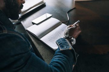 Pada buku Bahasa Inggris edisi revisi 2018 kelas XII halaman 35, terdapat soal seputar caption.